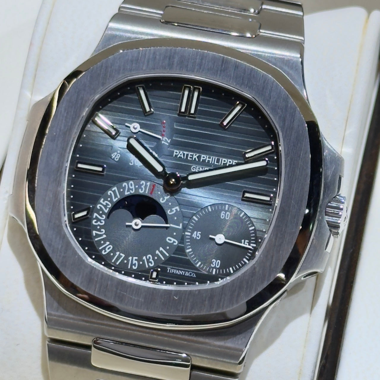 阿部泰治のパテック論 ～第２４２回～ Tiffany＆Co.とのWネーム！！『ノーチラス プチコンプリケーション TIFFANY & CO.』「Ref.5711/1A-001」をご紹介！！